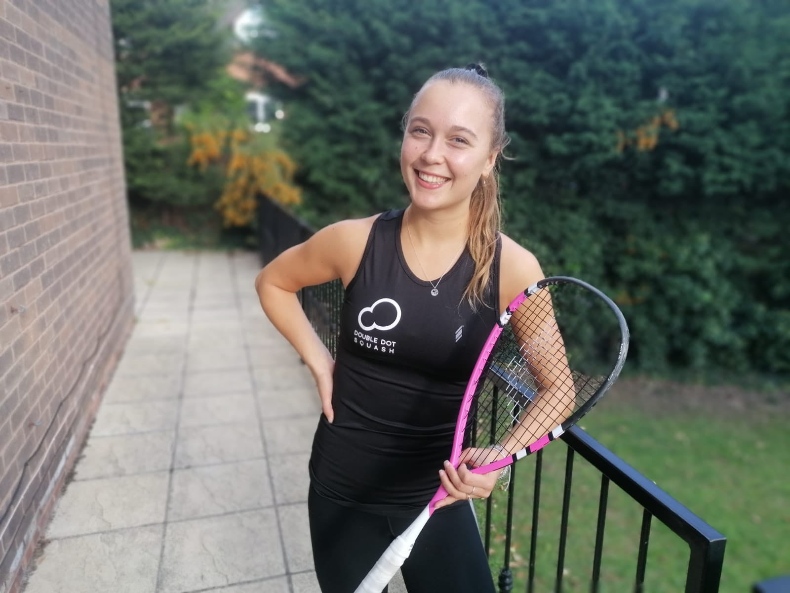 Tinne Gillis (PSA World #18) signs with Double Dot Squash